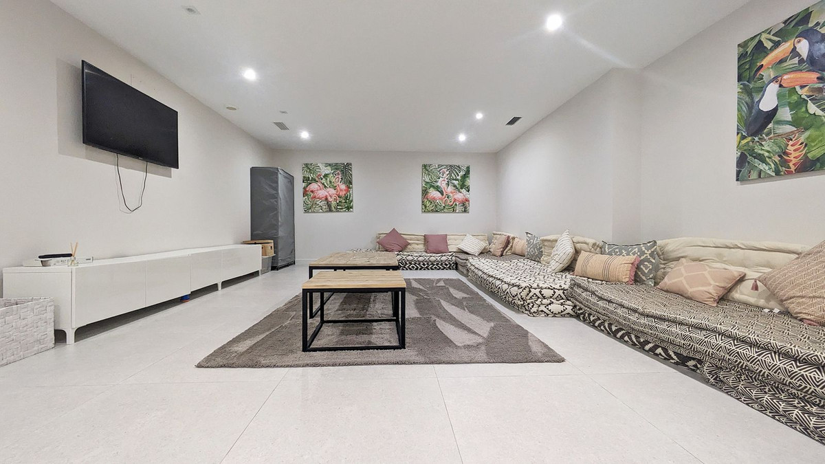 5 Bedroom Villa in Marbella - Photo 29