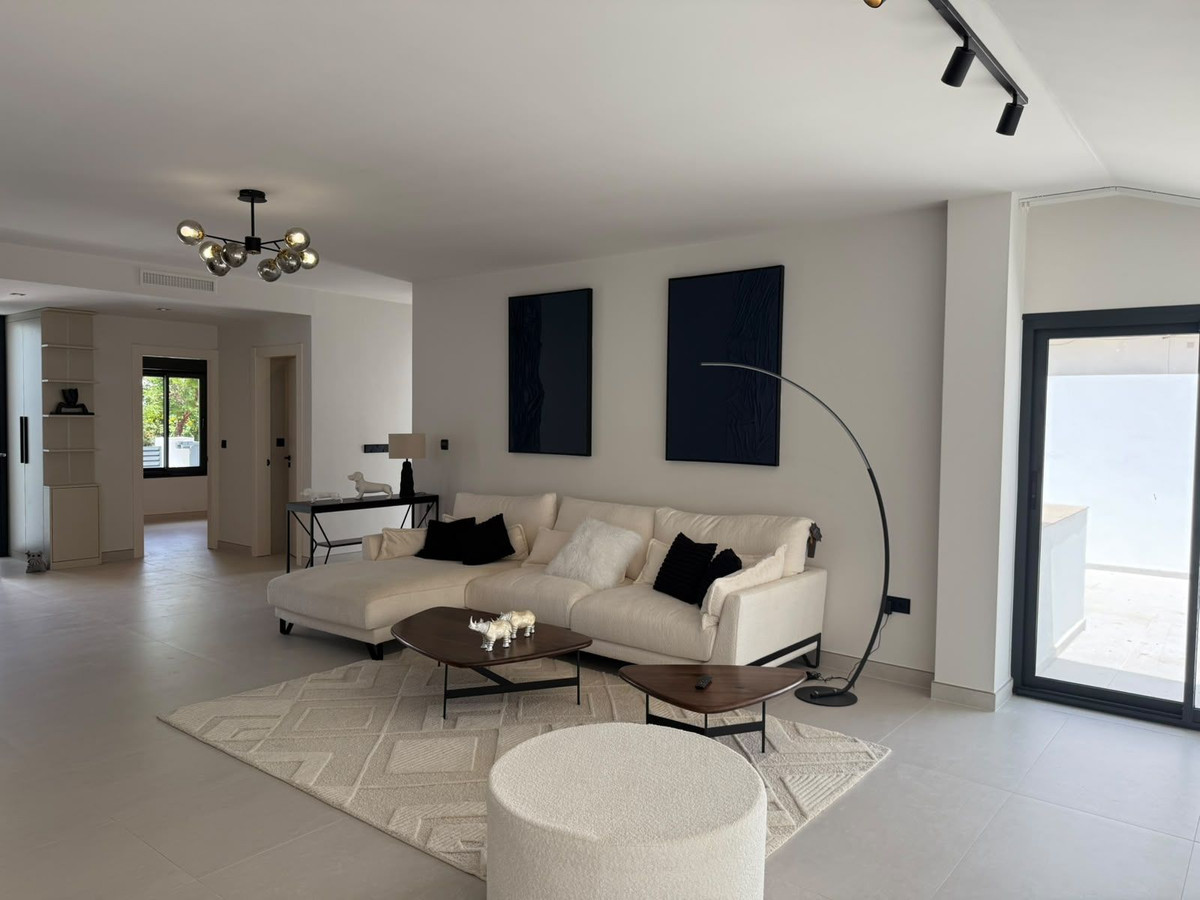 5 Bedroom Villa in Marbella - Photo 6