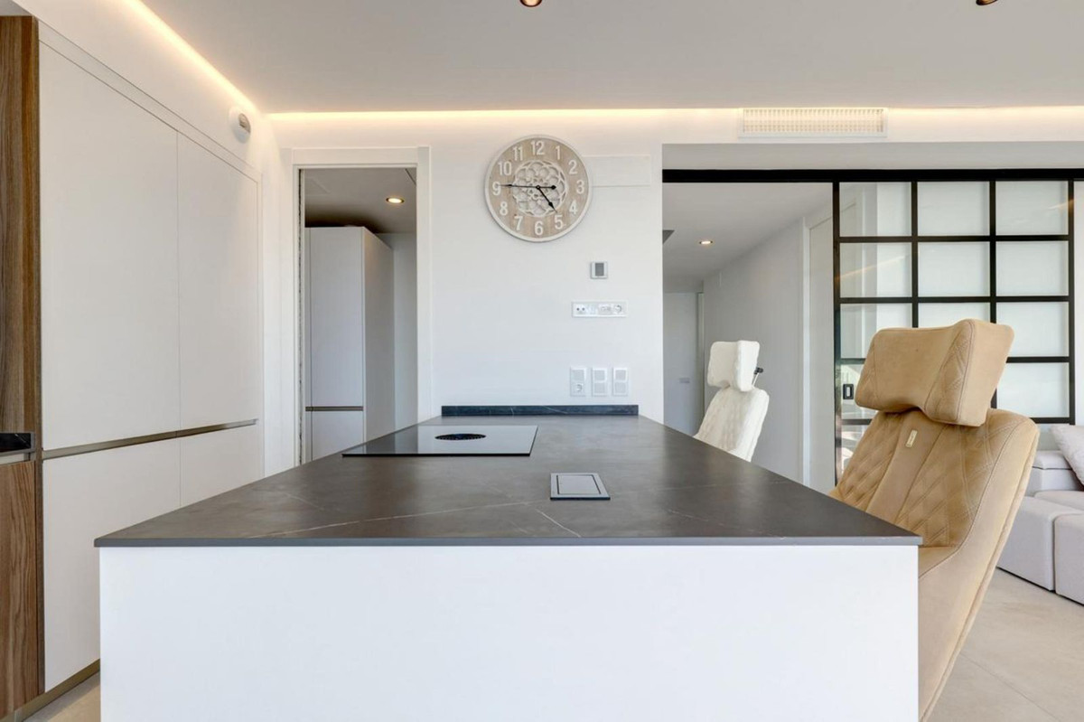3 Bedroom Penthouse in Estepona - Photo 19