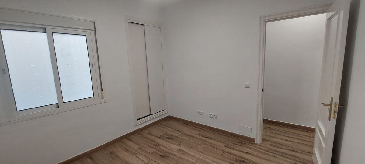 2 Bedroom Apartment in Fuengirola - Photo 3
