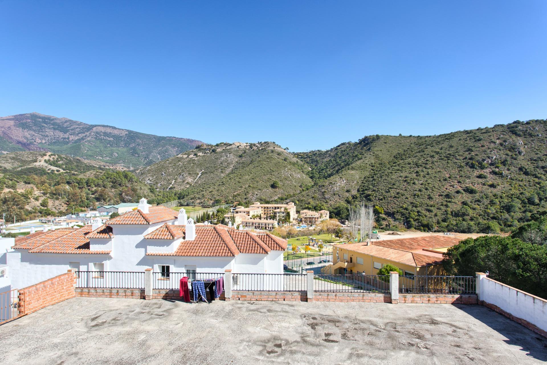 3 Bedroom Townhouse in Benahavís - Photo 2