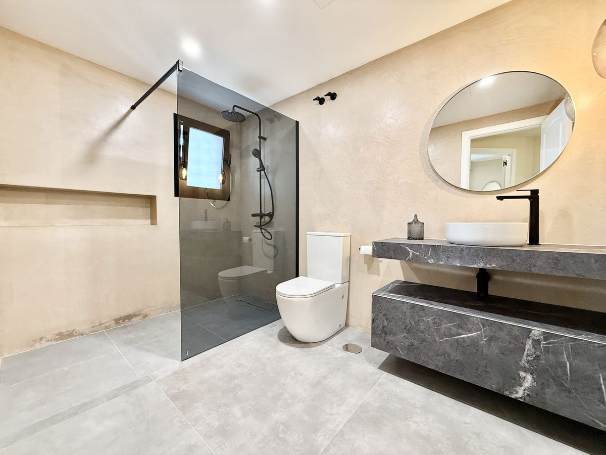 1 Bedroom Apartment in Marbella - Photo 13