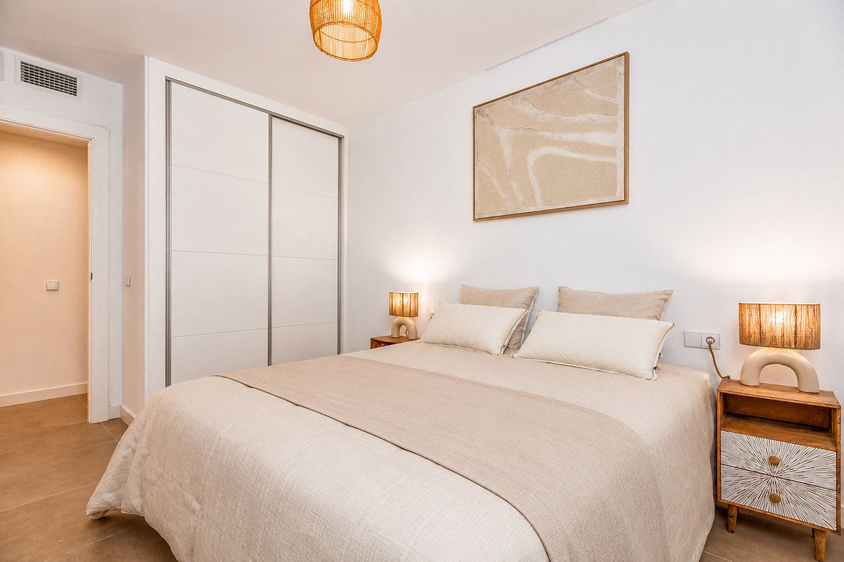 2 Bedroom Apartment in Fuengirola - Photo 8