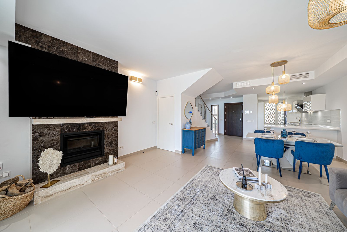 4 Bedroom Townhouse in Benahavís - Photo 2
