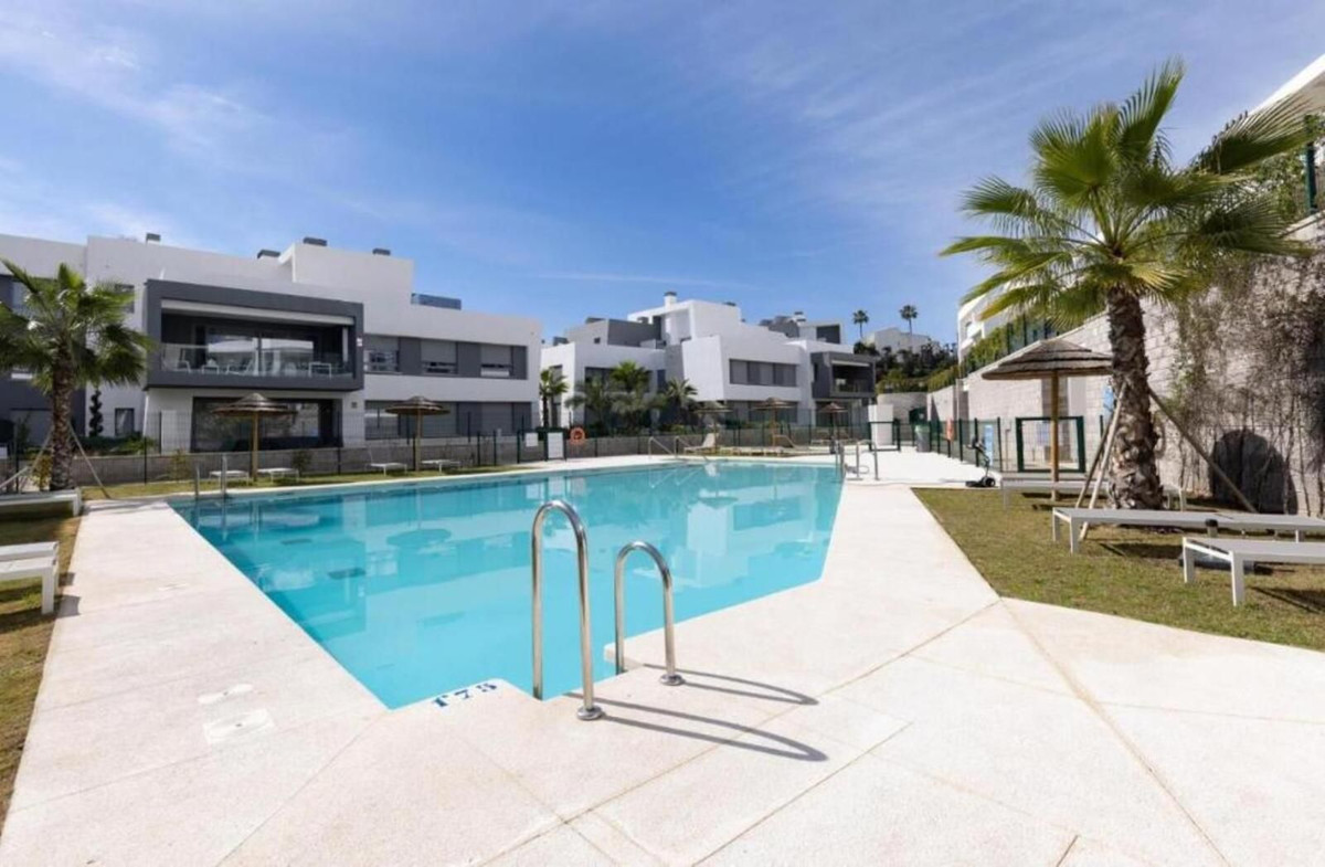 2 Bedroom Apartment in Estepona - Photo 3