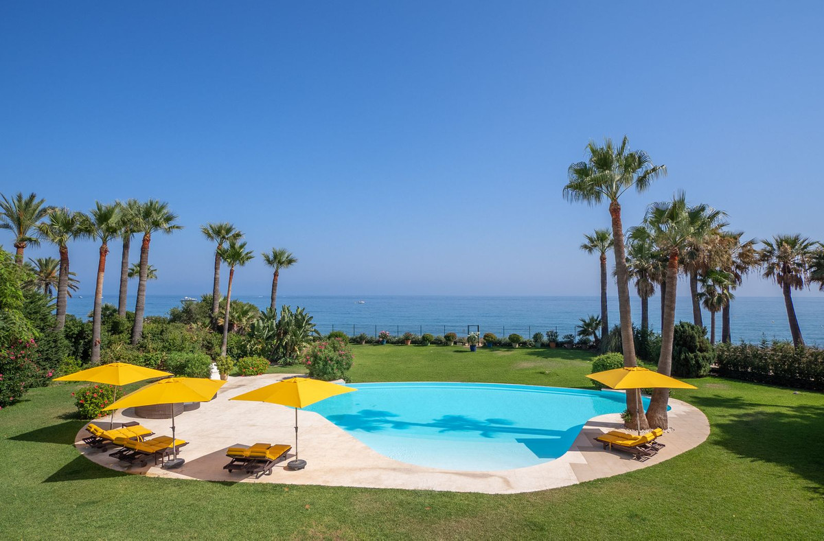 Villa in New Golden Mile