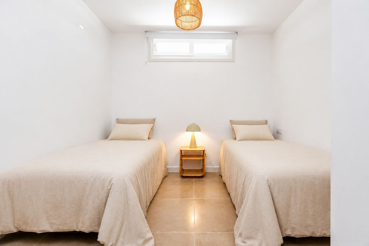 2 Bedroom Apartment in Fuengirola - Photo 12
