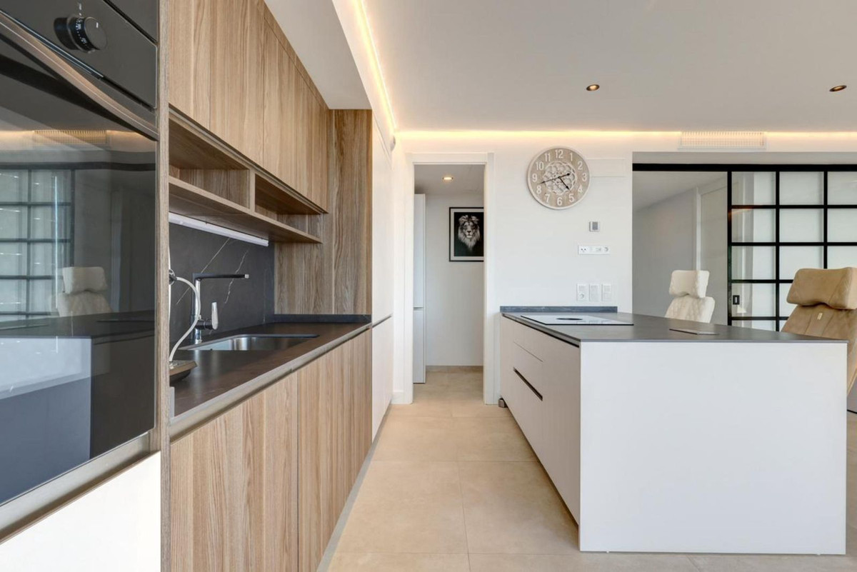 3 Bedroom Penthouse in Estepona - Photo 14