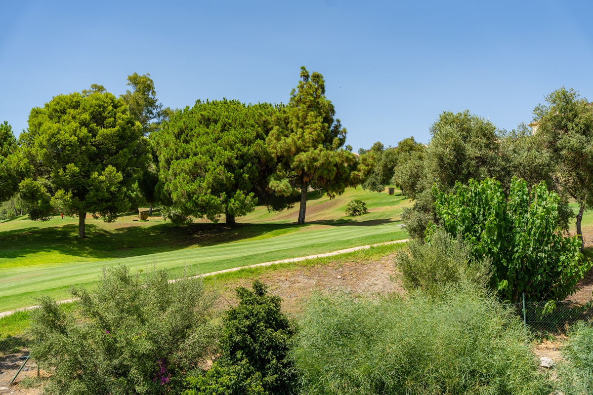2 Bedroom Penthouse in Benahavís - Photo 40
