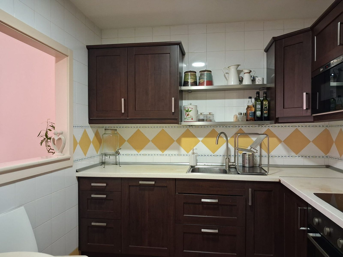 1 Bedroom Apartment in Benahavís - Photo 5