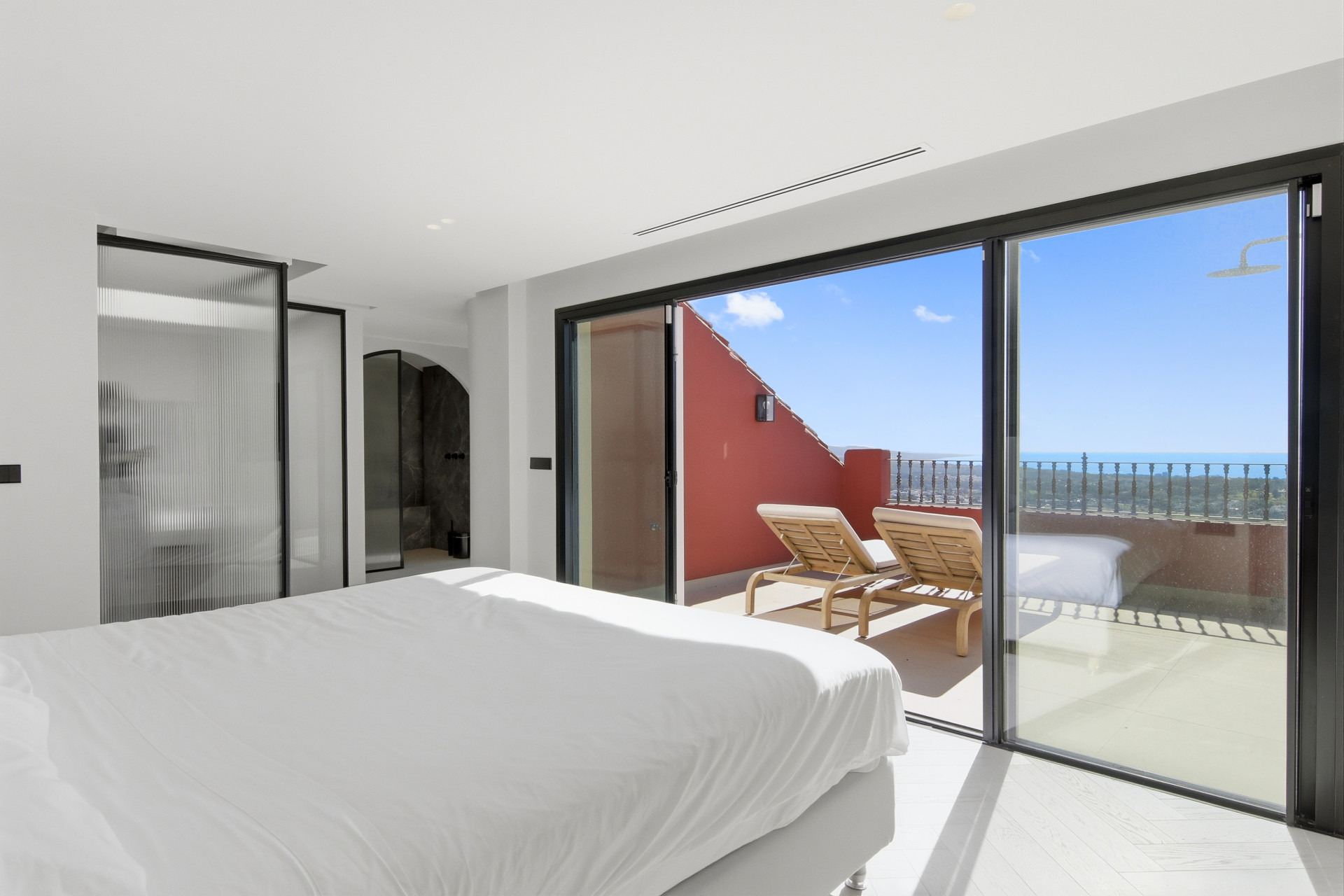 4 Bedroom Penthouse in Benahavís - Photo 11