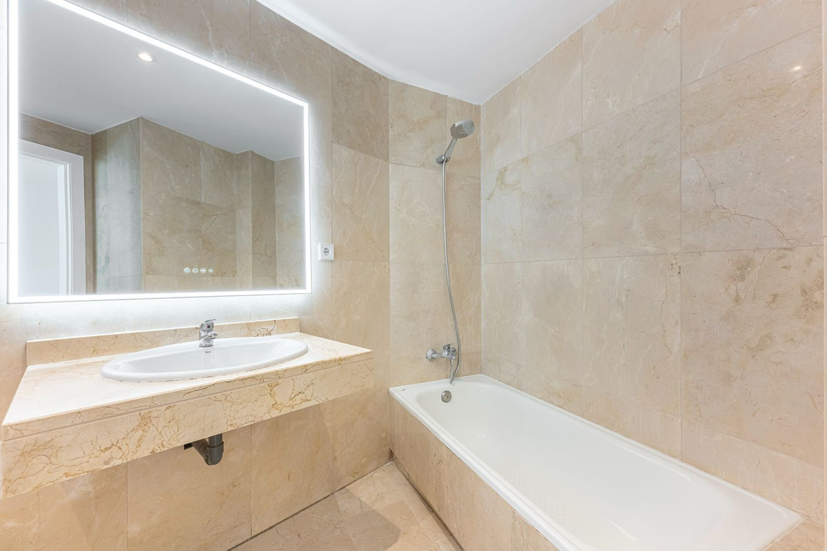 2 Bedroom Apartment in Estepona - Photo 24
