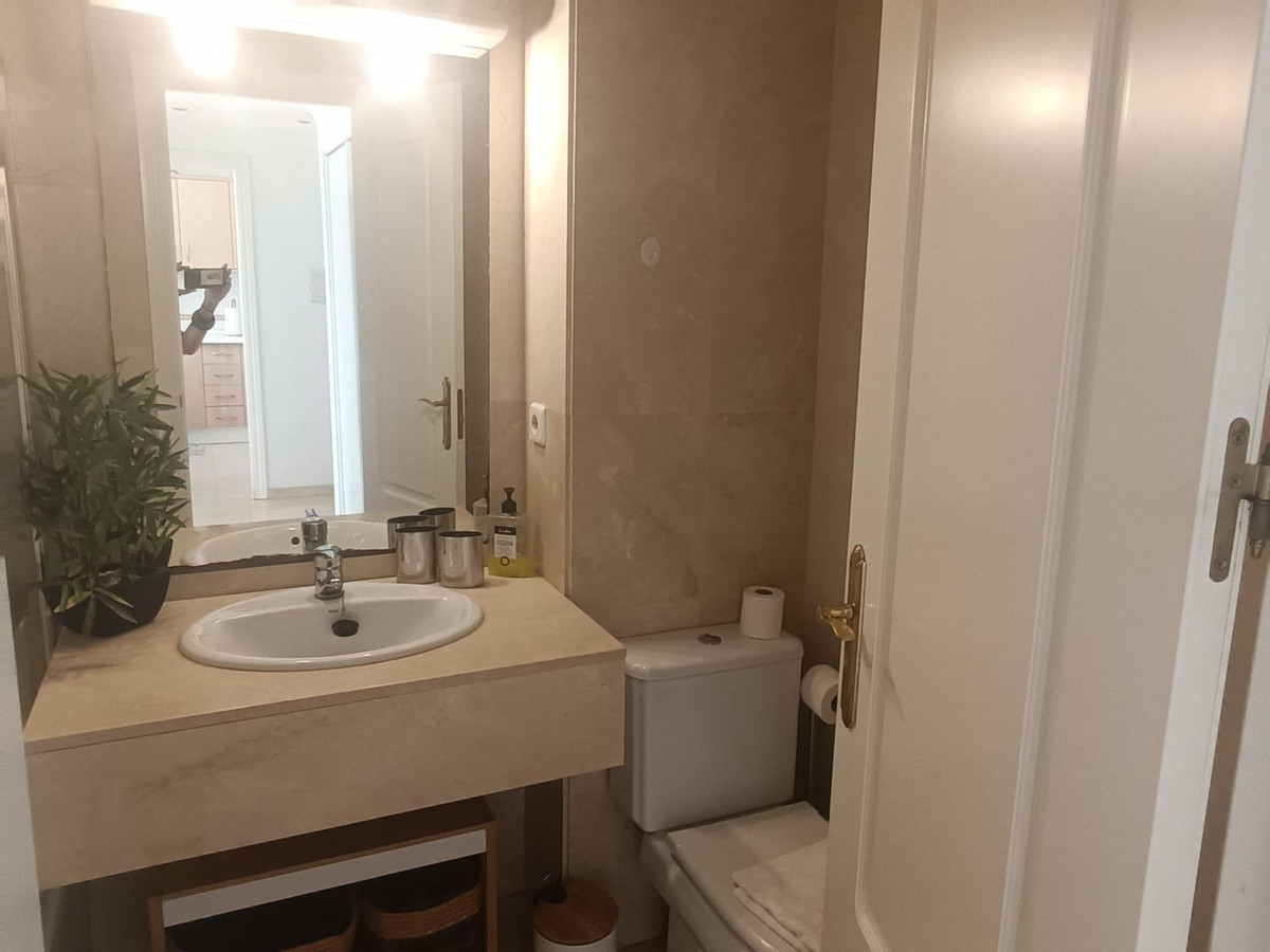 1 Bedroom Apartment in Estepona - Photo 14