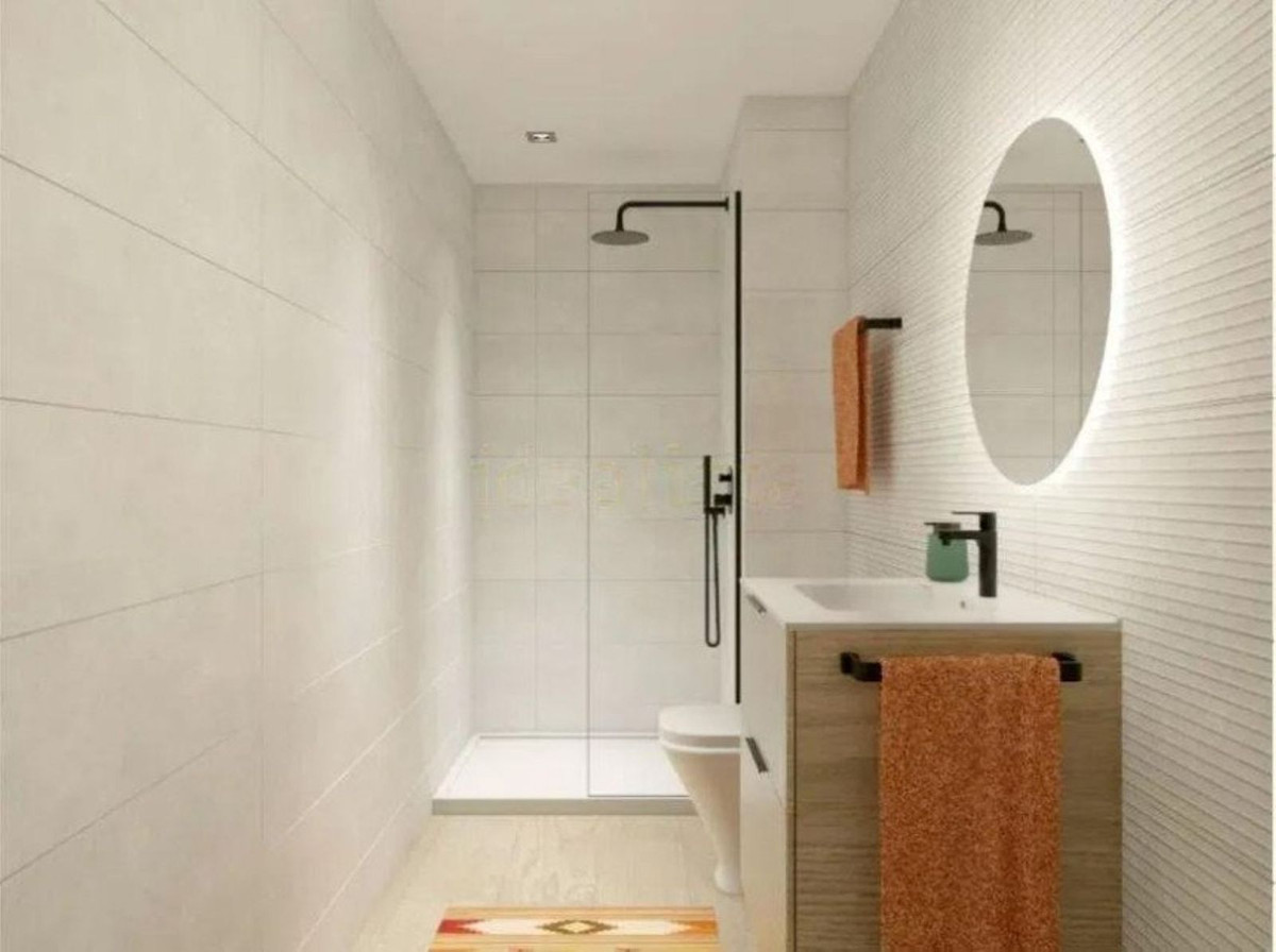 2 Bedroom Apartment in Fuengirola - Photo 8