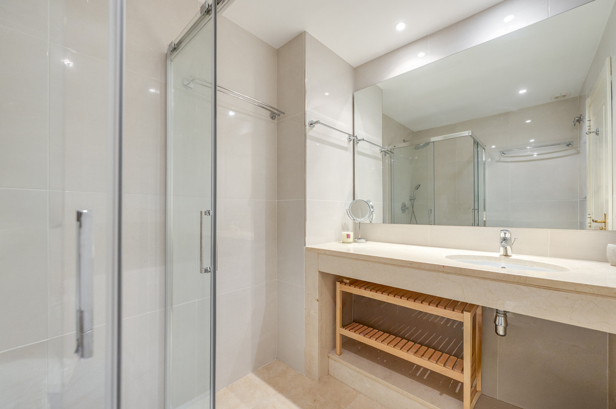 3 Bedroom Apartment in Benahavís - Photo 23