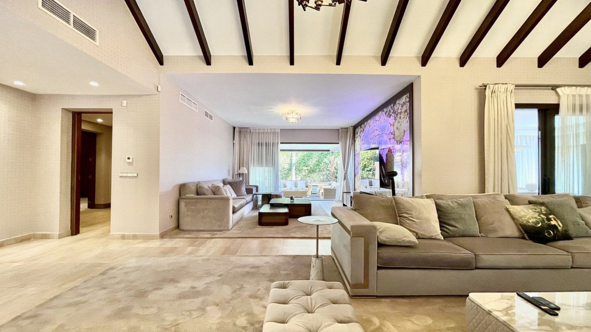 4 Bedroom Villa in Marbella - Photo 21