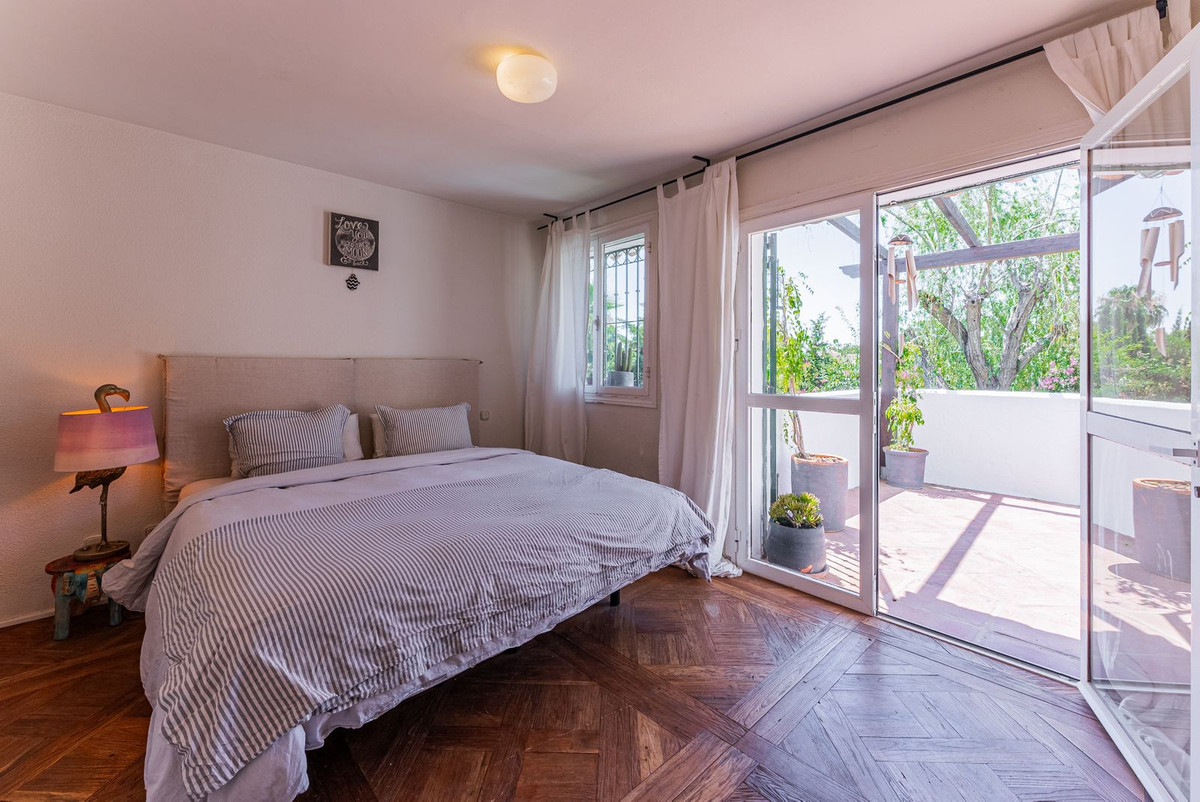 4 Bedroom Villa in Estepona - Photo 10