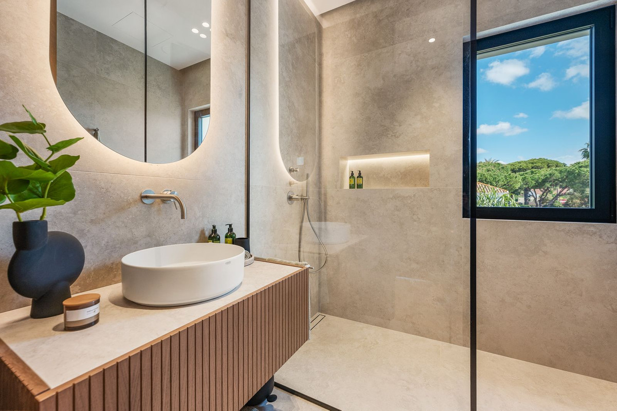6 Bedroom Villa in Marbella - Photo 40