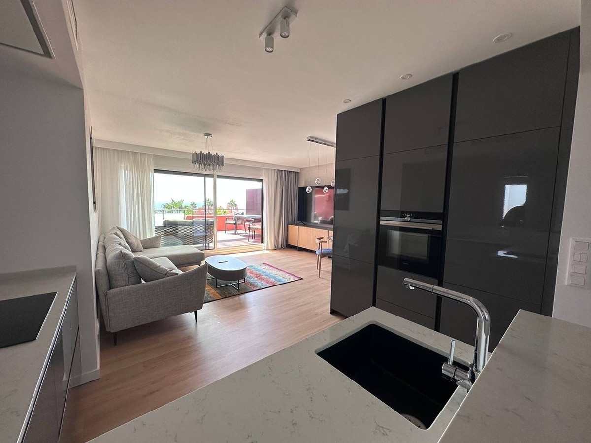 3 Bedroom Penthouse in Estepona - Photo 13