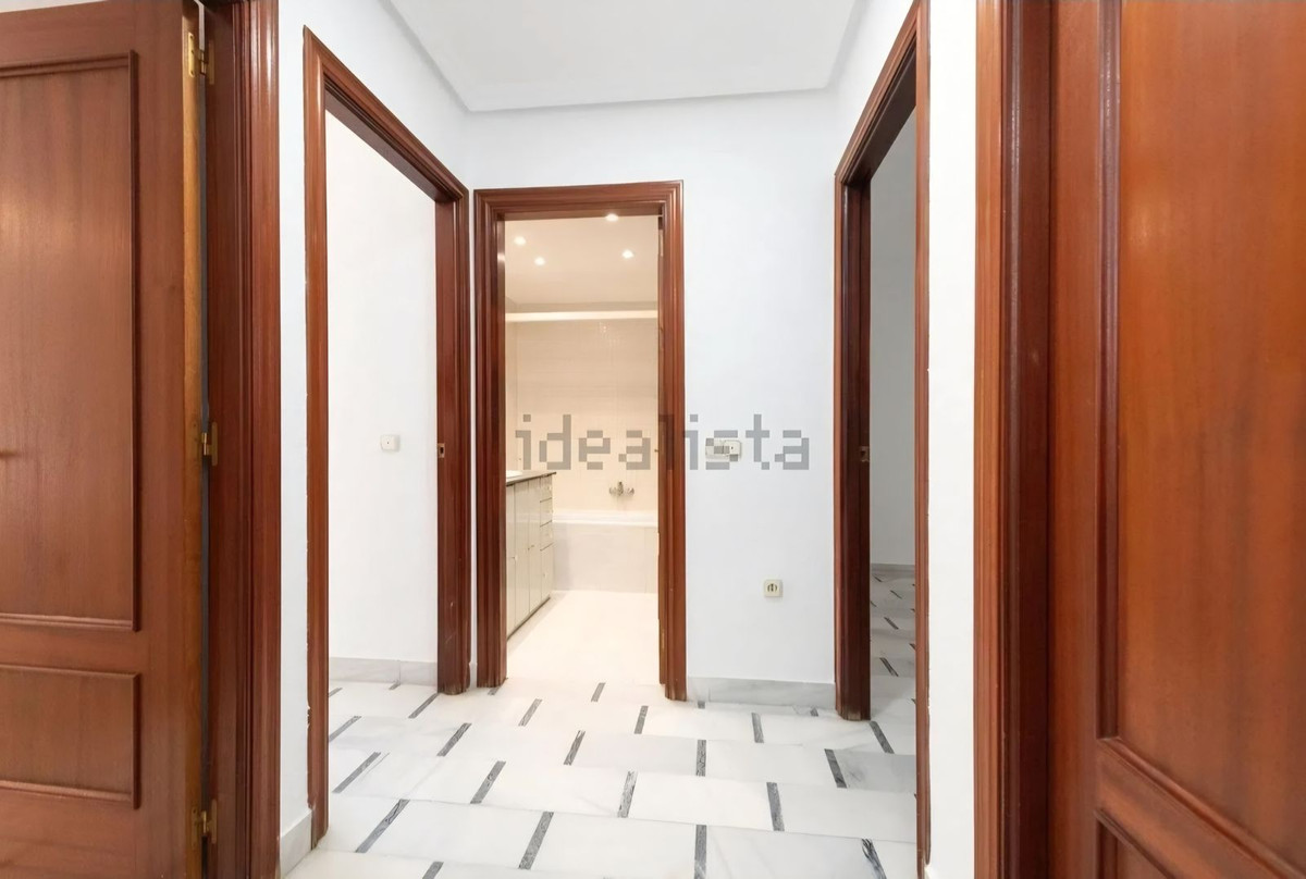 4 Bedroom Apartment in Málaga - Photo 10