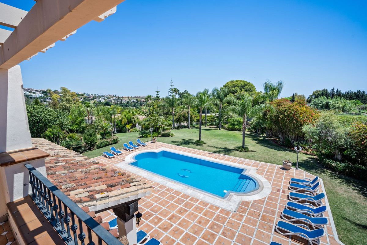9 Bedroom Villa in Estepona - Photo 4