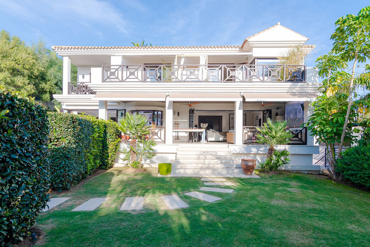 Villa in Nueva Andalucia