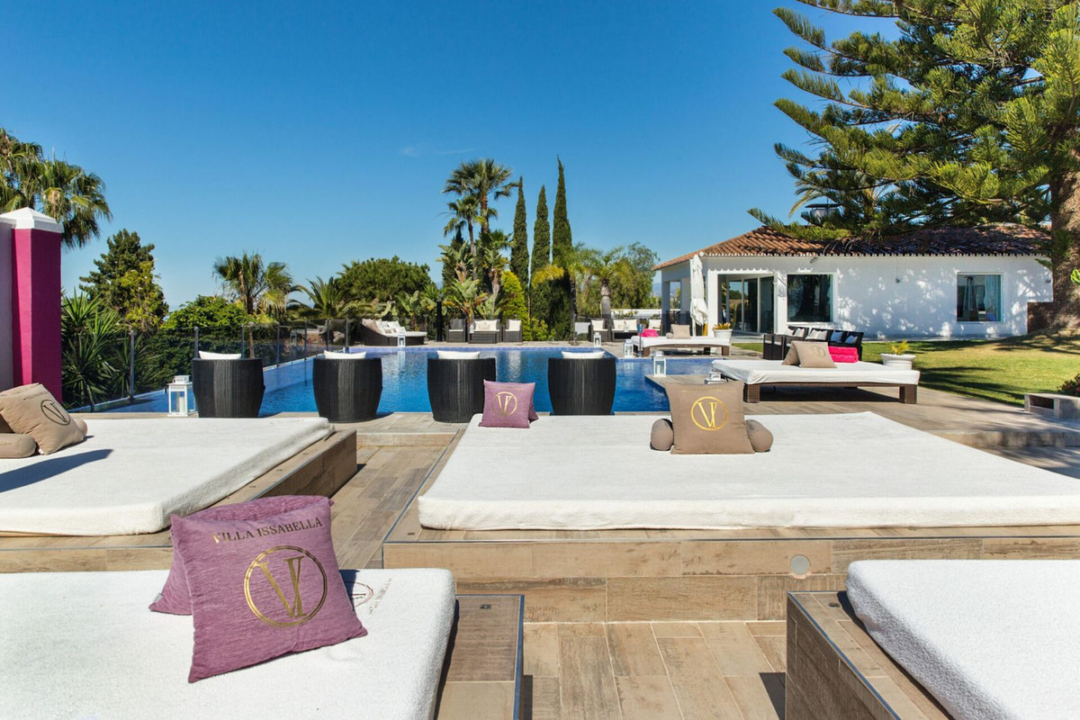 8 Bedroom Villa in Marbella - Photo 4