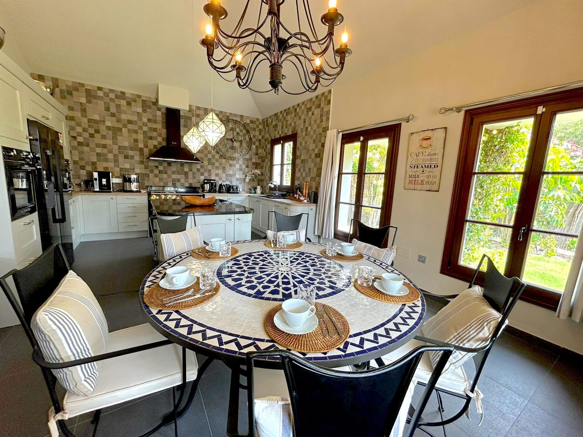 4 Bedroom Villa in Estepona - Photo 26
