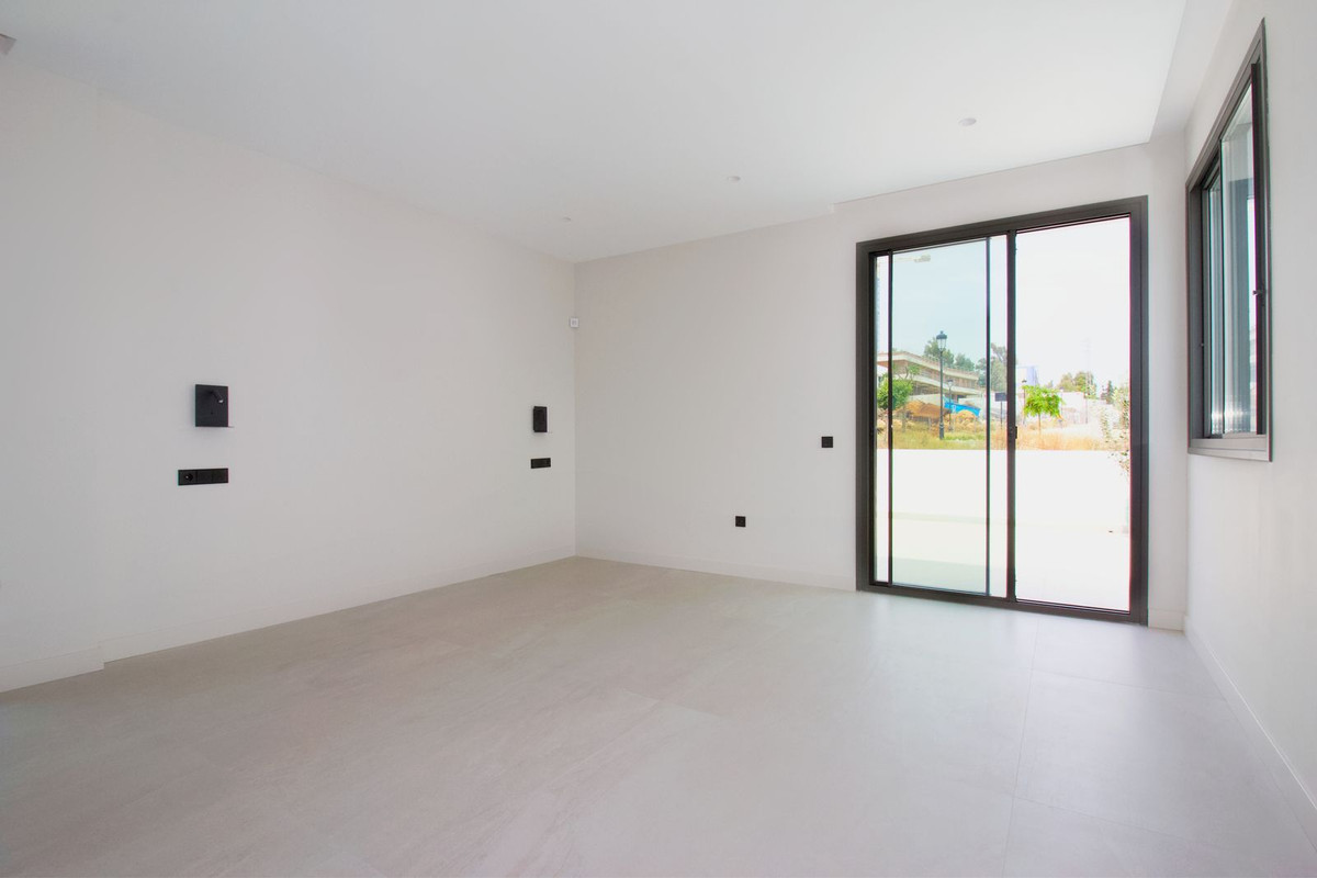 4 Bedroom Villa in Estepona - Photo 21
