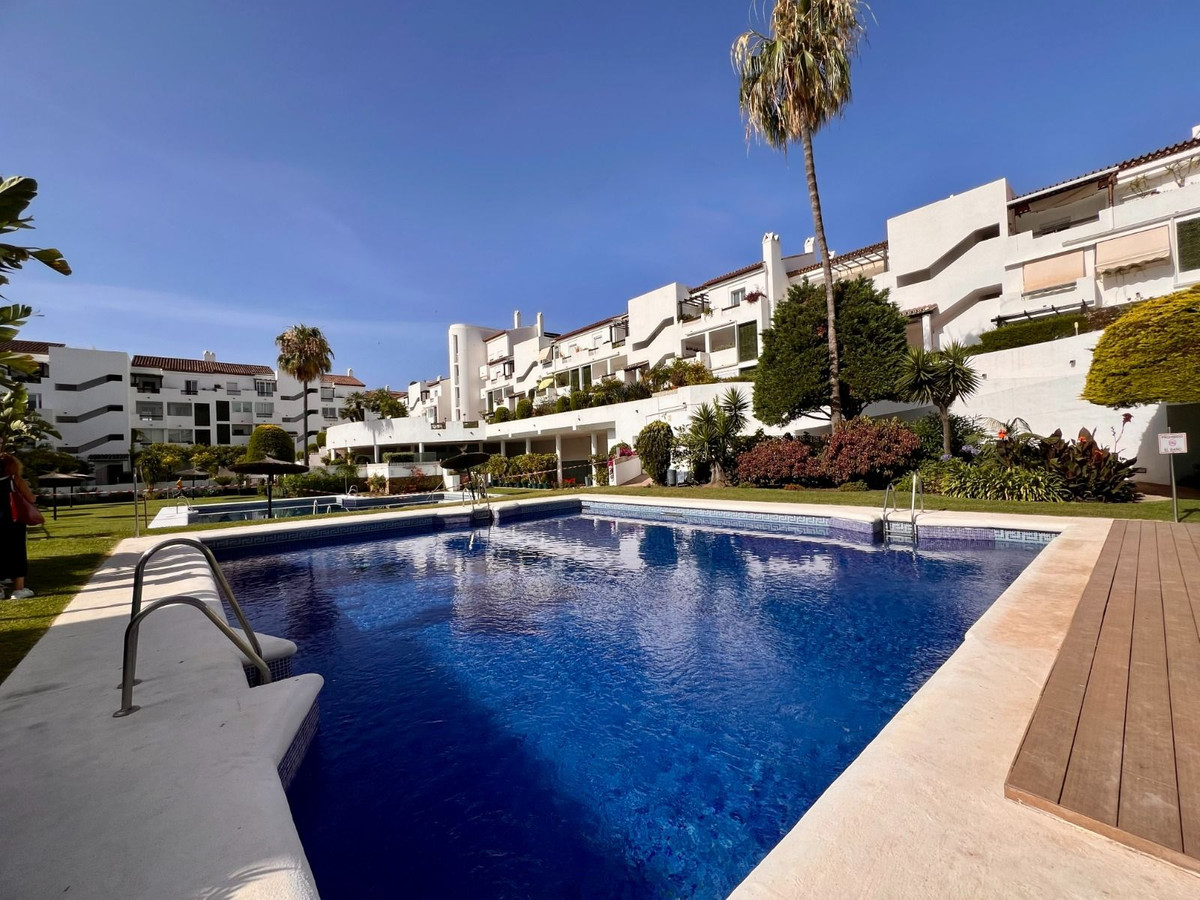3 Bedroom Penthouse in Estepona - Photo 32