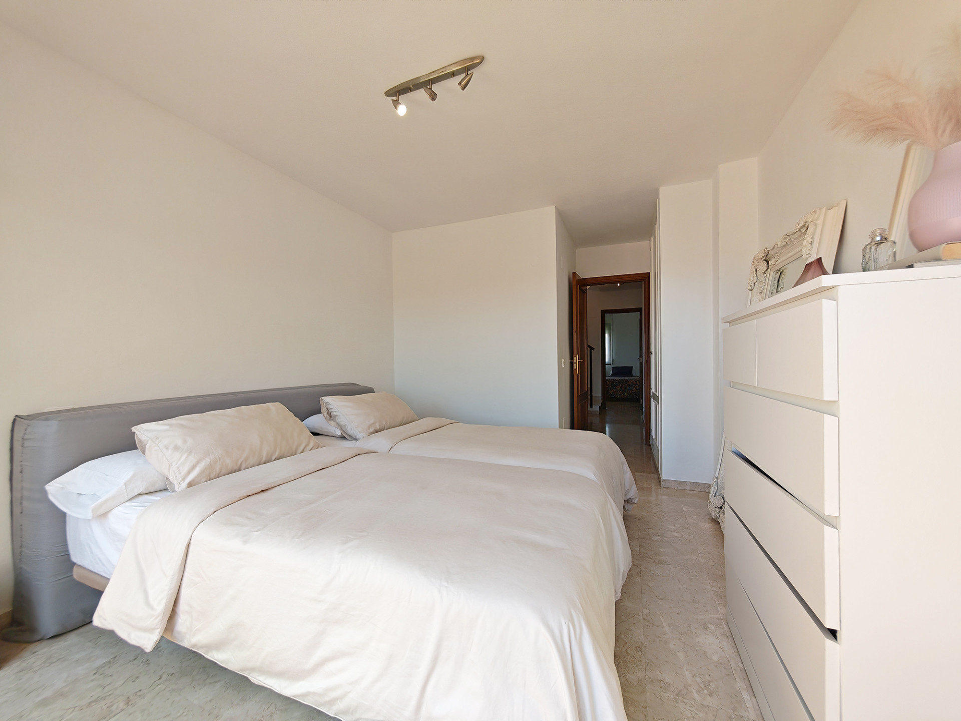 3 Bedroom Penthouse in Estepona - Photo 13