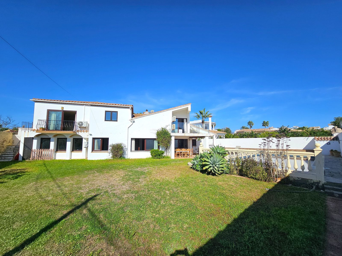 6 Bedroom Villa in Estepona - Photo 4