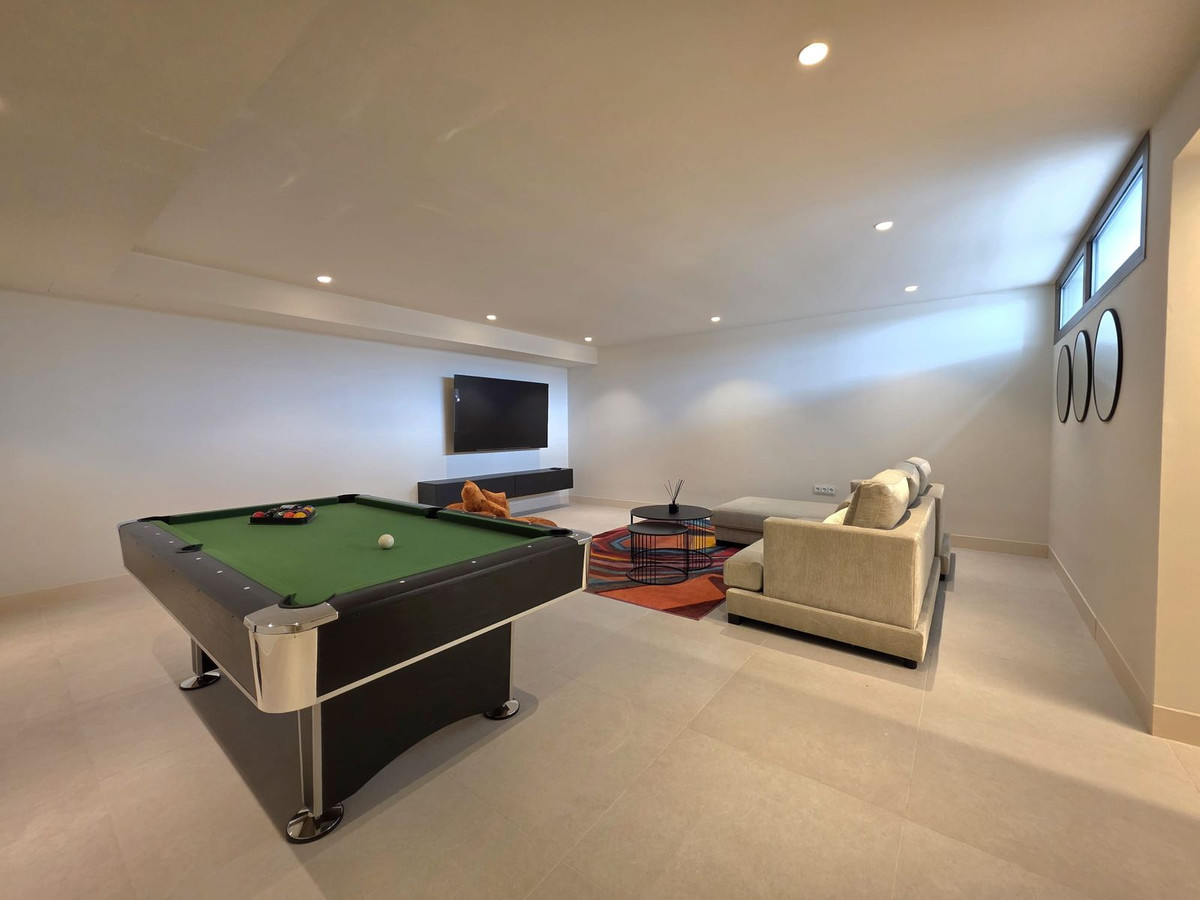 4 Bedroom Townhouse in Estepona - Photo 28