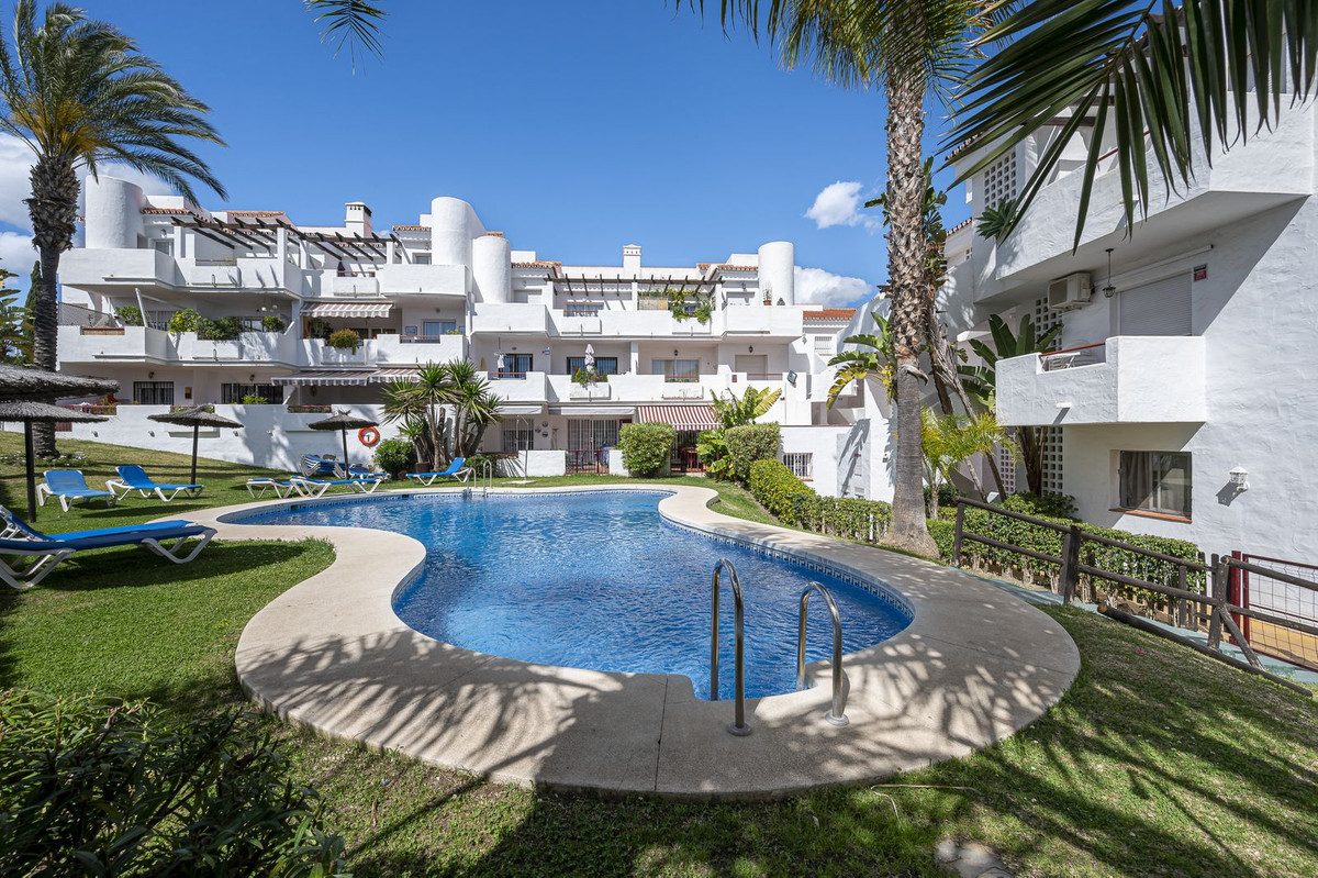 2 Bedroom Apartment in Estepona - Photo 3