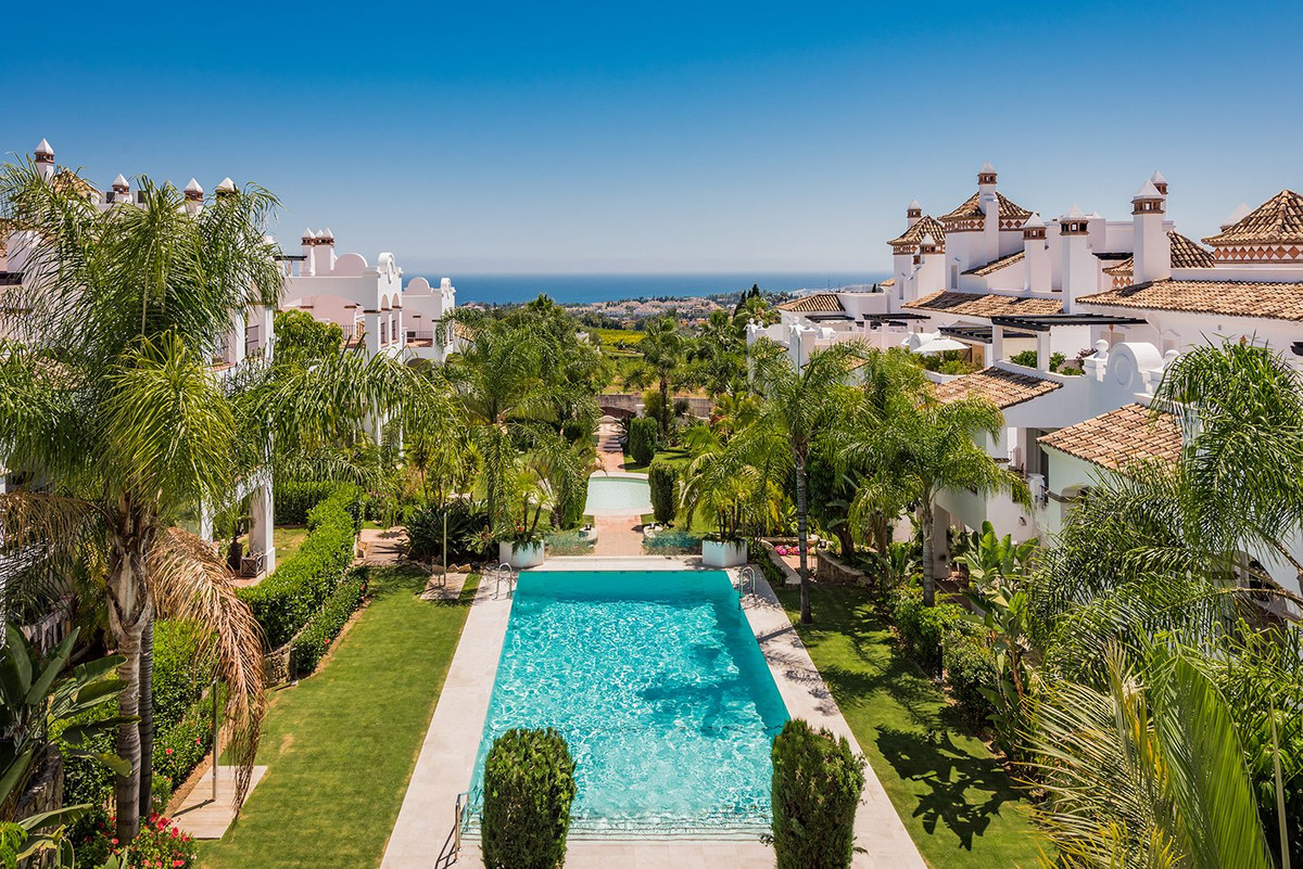 3 Bedroom Apartment in Marbella - Photo 2