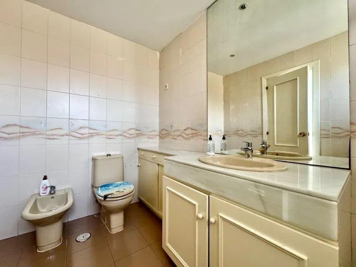 2 Bedroom Apartment in Torremolinos - Photo 12