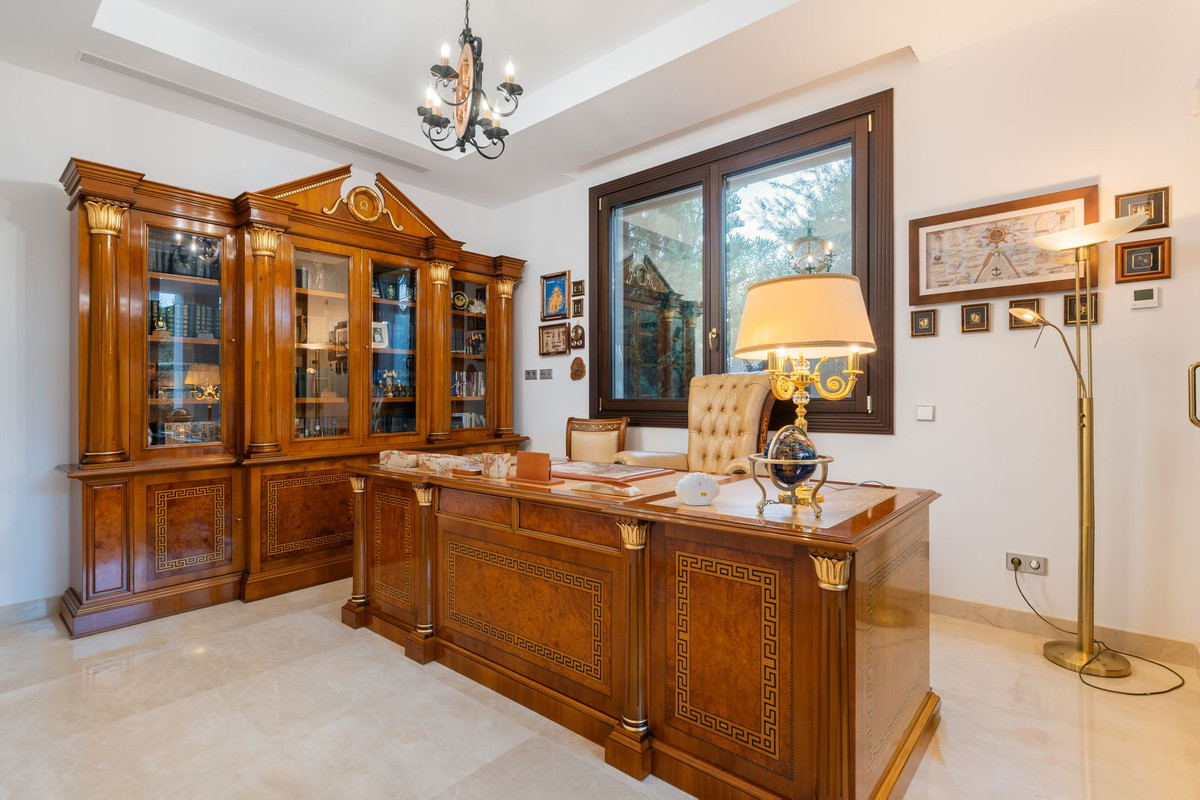 7 Bedroom Villa in San Pedro de Alcántara - Photo 12