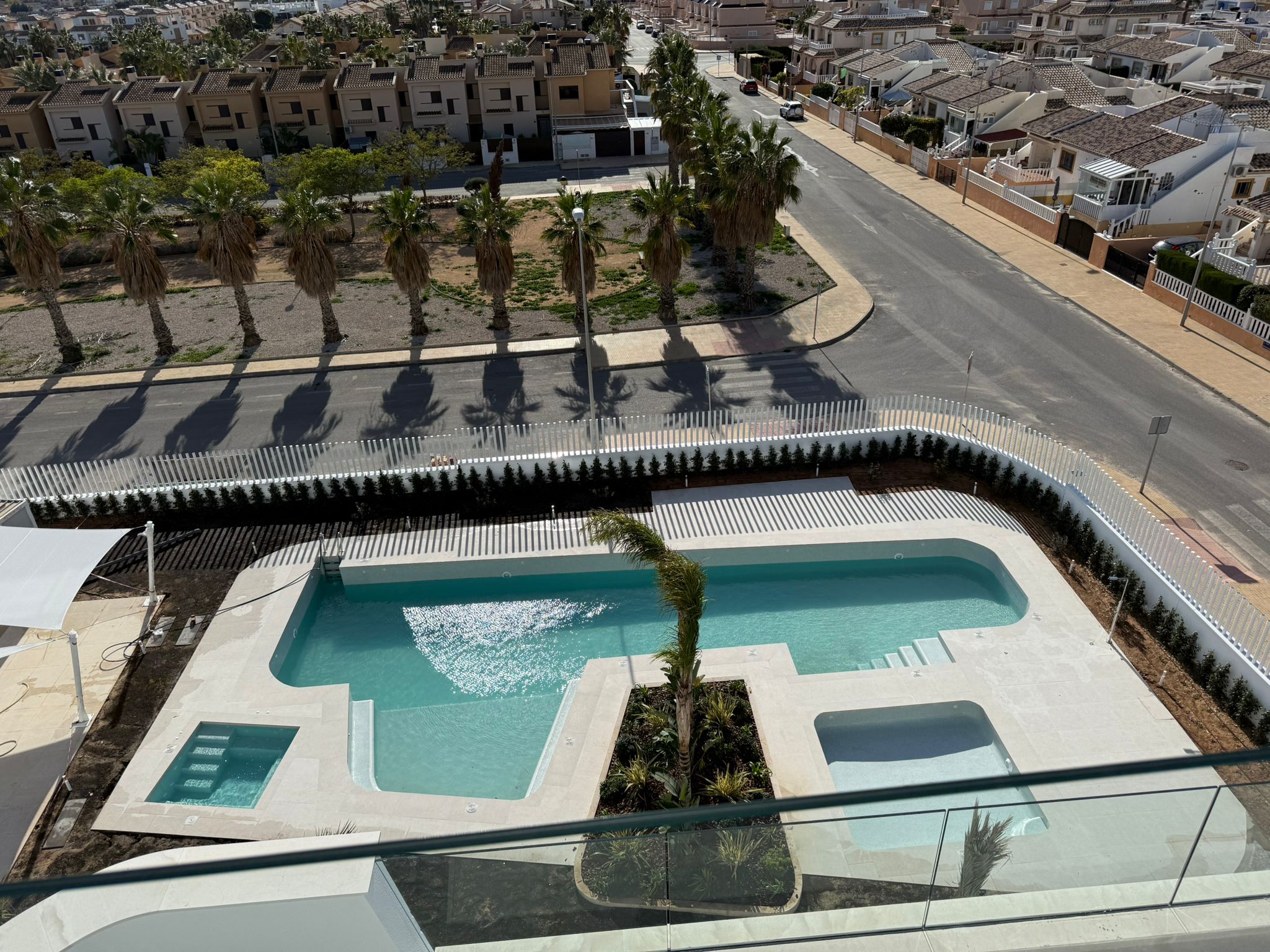 Piso de 2 dormitorios con piscina en Alicante – Foto 5