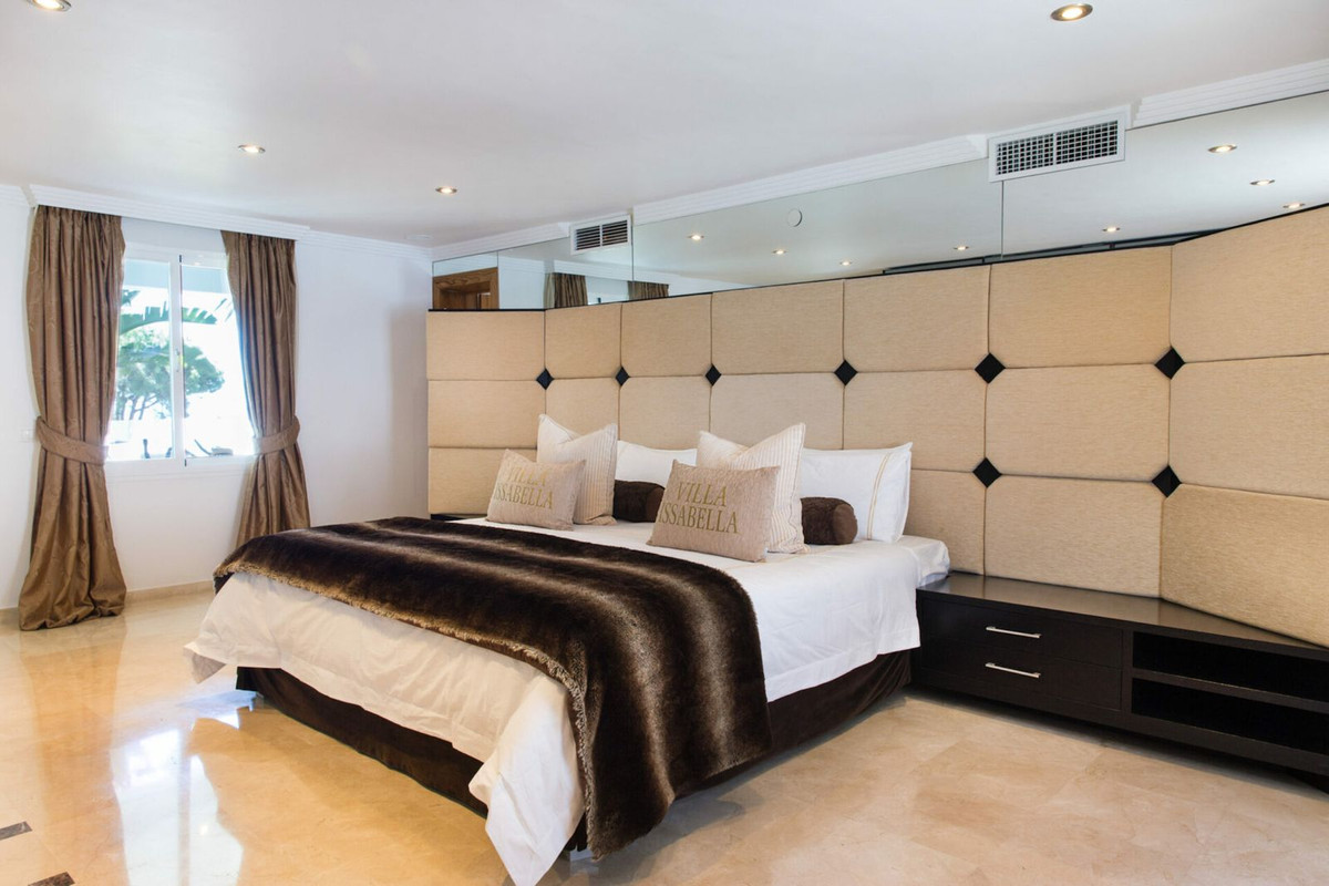8 Bedroom Villa in Marbella - Photo 14