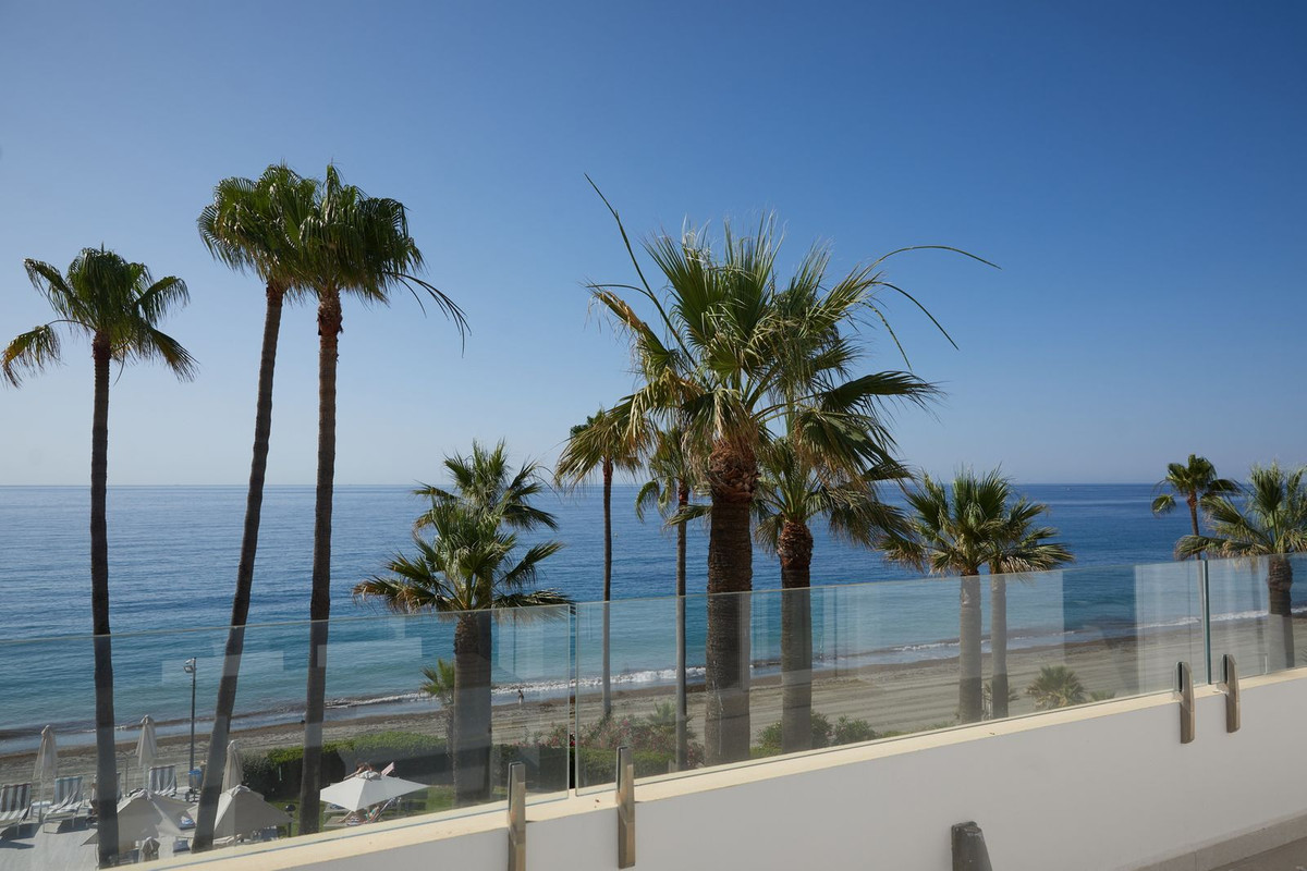 3 Bedroom Penthouse in Estepona - Photo 25