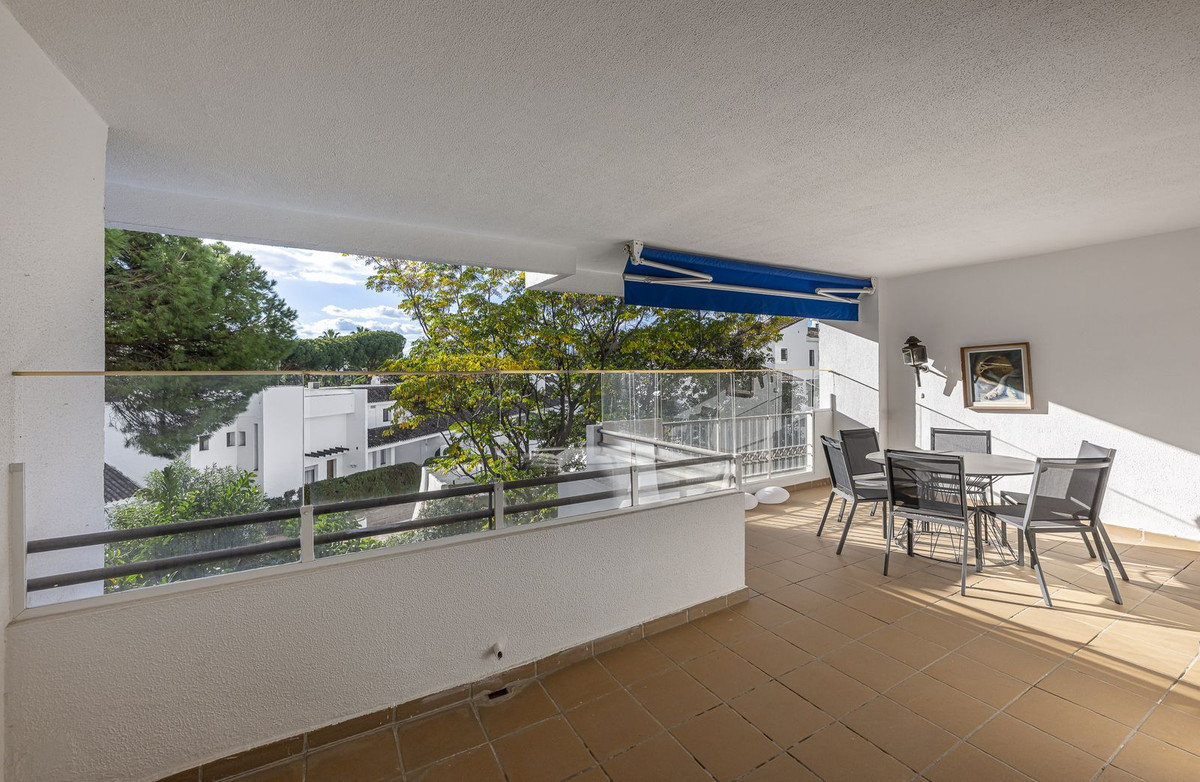 2 Bedroom Apartment in Marbella - Photo 2