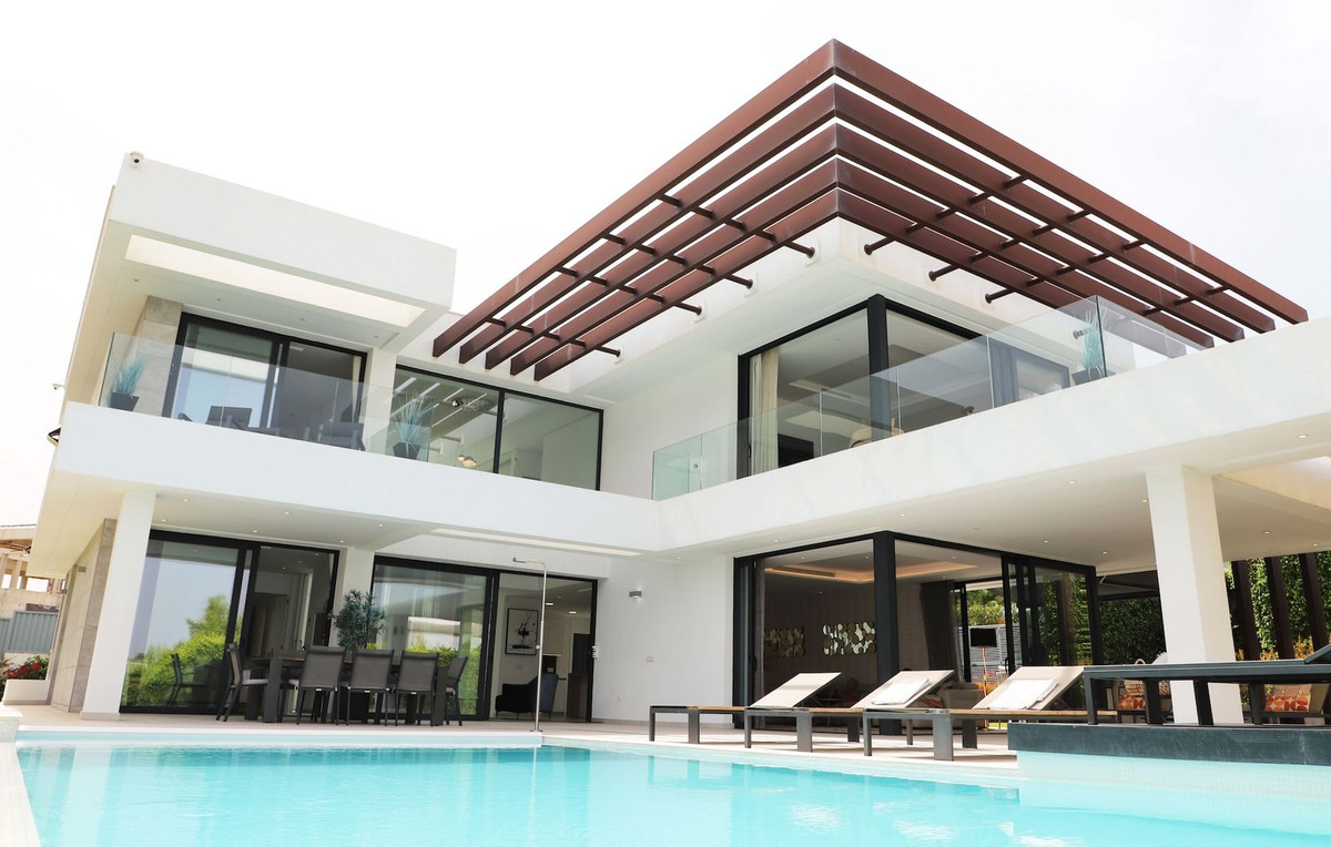 5 Bedroom Villa in Estepona - Photo 3