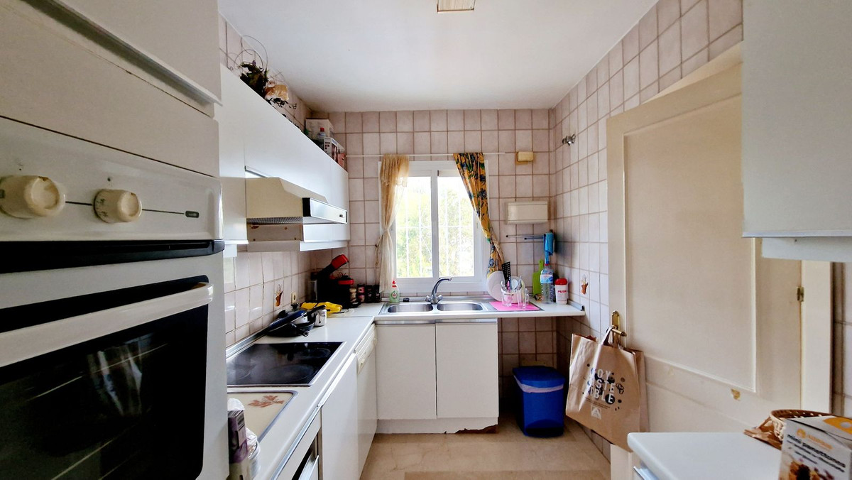 2 Bedroom Apartment in Estepona - Photo 10