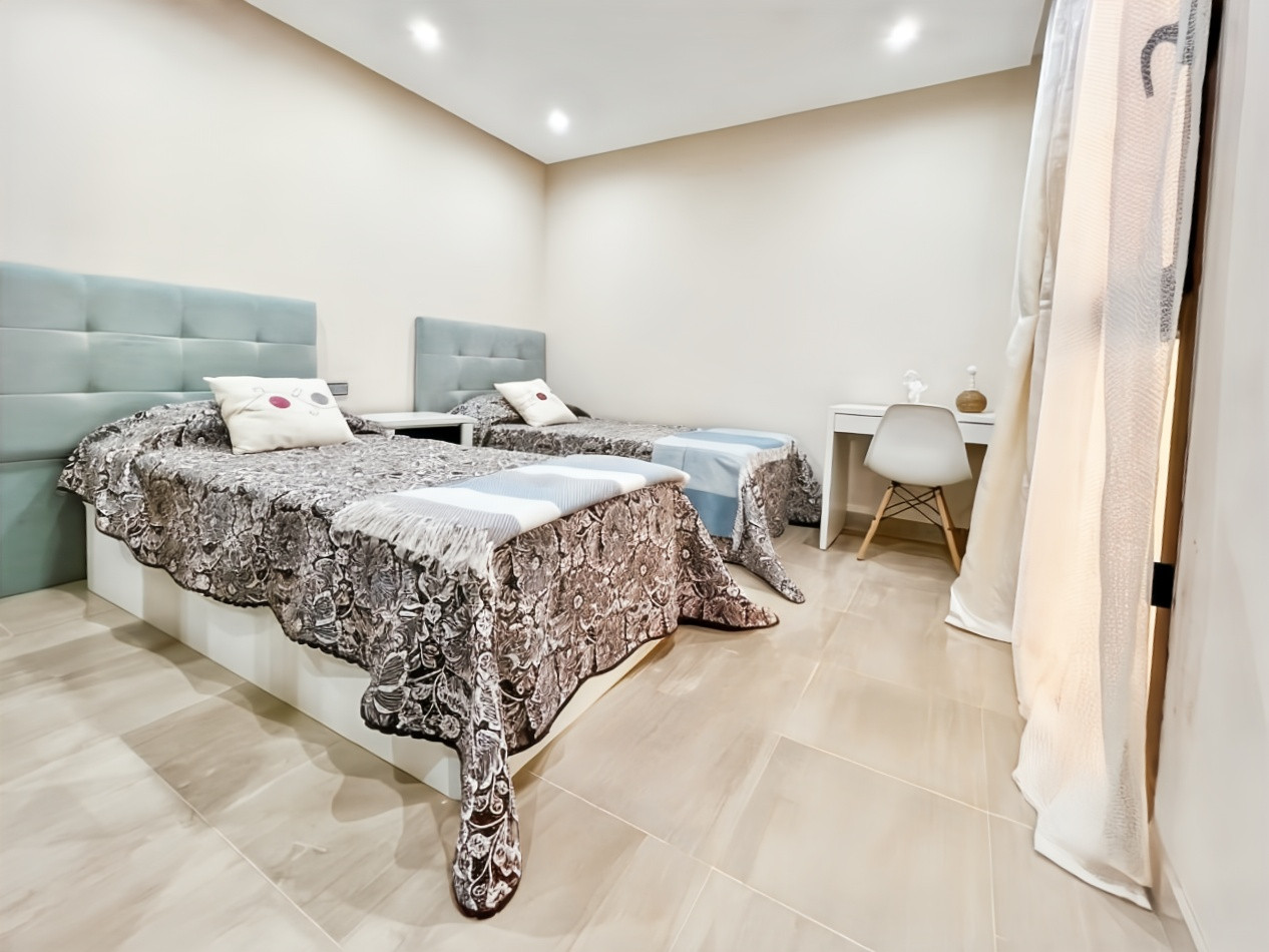 2 Bedroom Apartment in Estepona - Photo 15