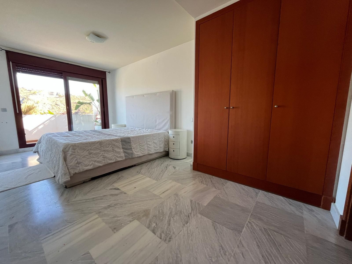 2 Bedroom Apartment in Benahavís - Photo 12