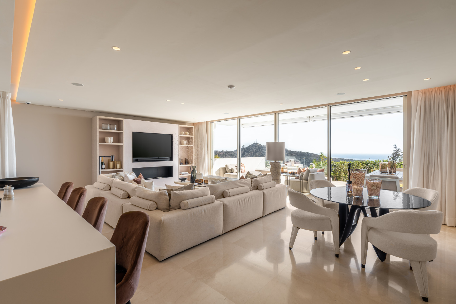 3 Bedroom Apartment in Marbella - Photo 2