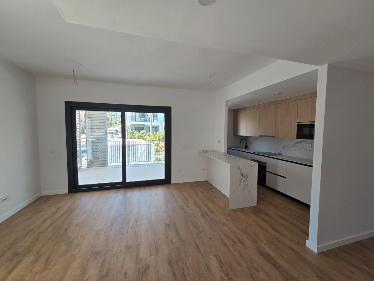 3 Bedroom Apartment in Estepona - Photo 8