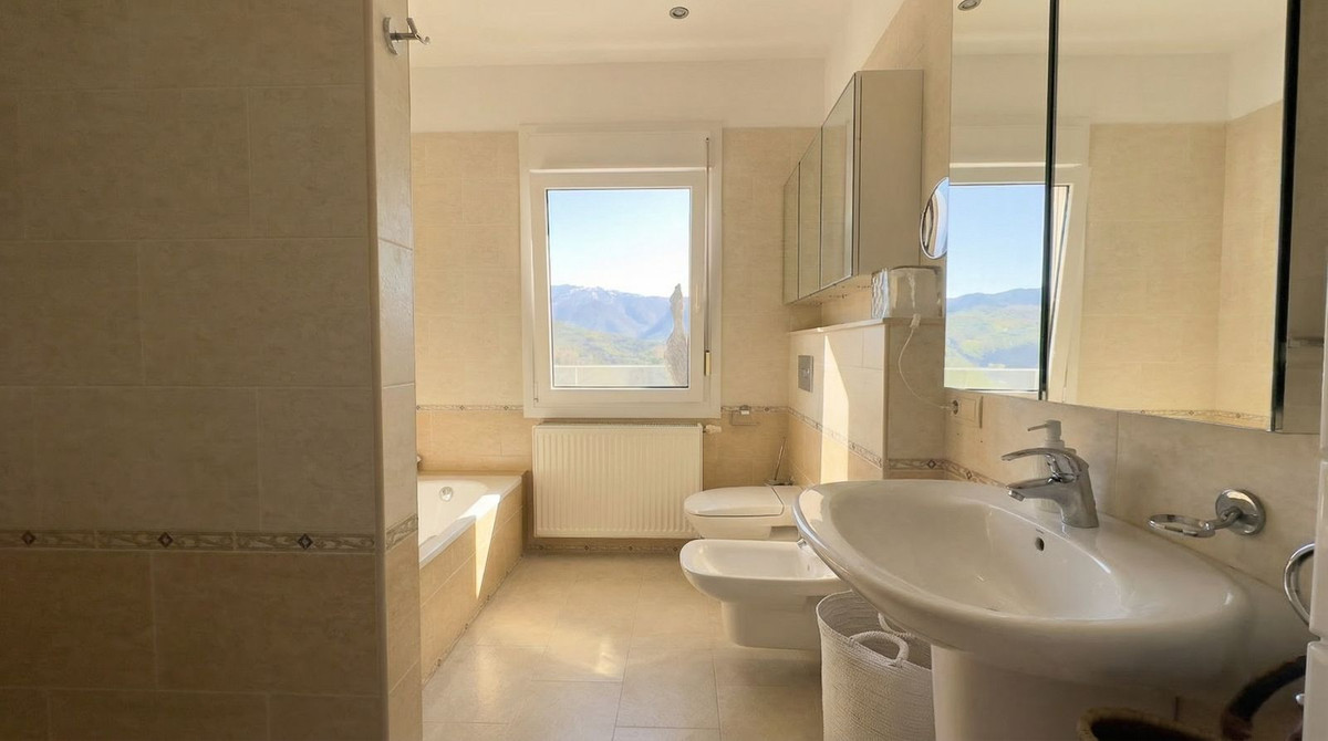 Chalet de 4 dormitorios con piscina en Málaga – Foto 12