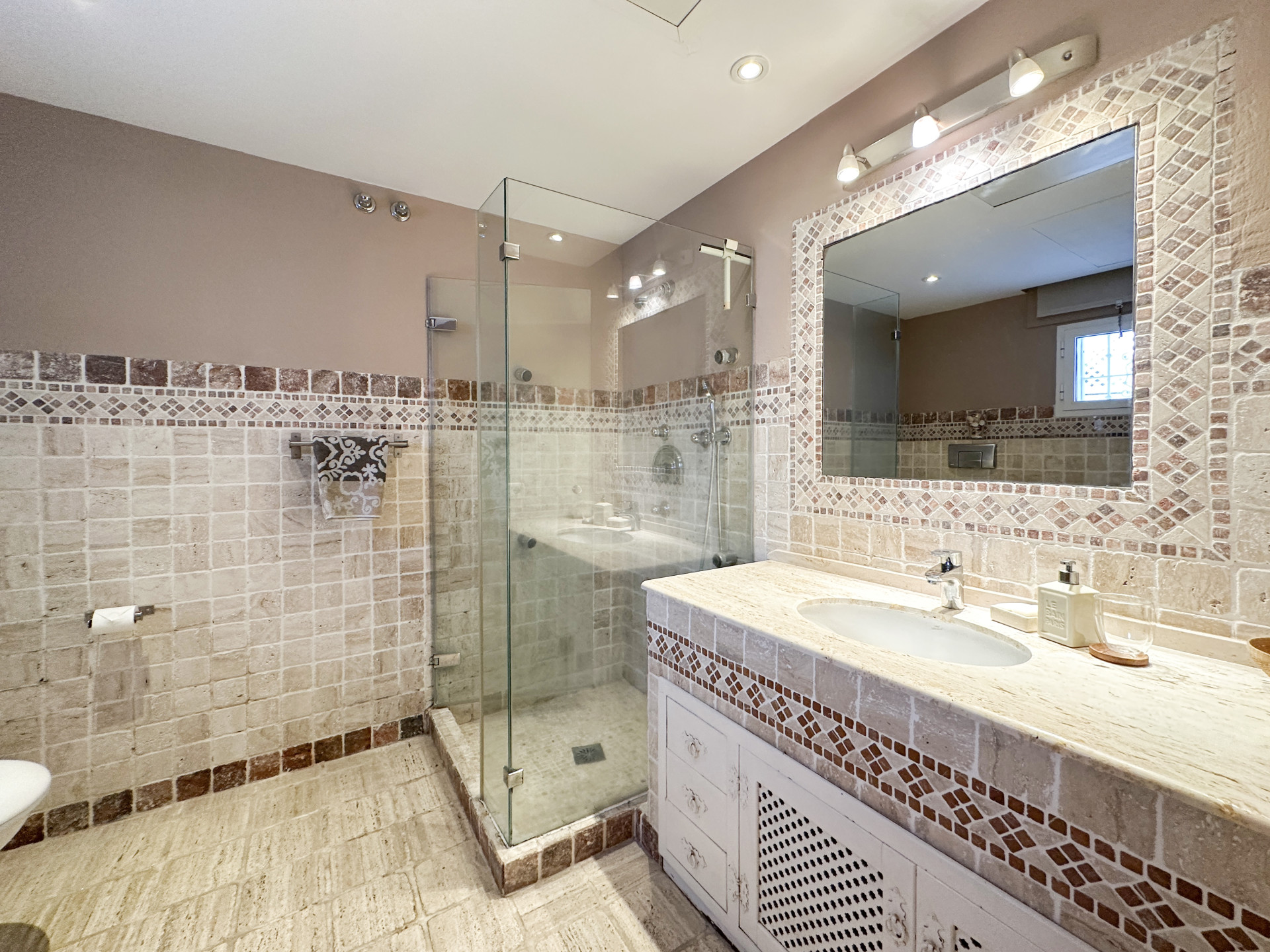 6 Bedroom Villa in Estepona - Photo 22