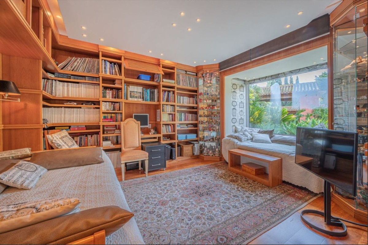 5 Bedroom Villa in Marbella - Photo 9